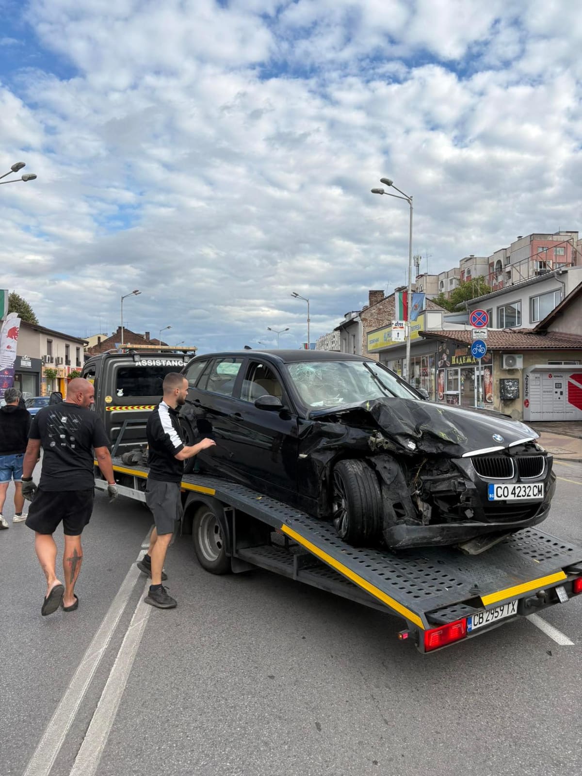 Катастрофирал BMW, натоварен на репатрак на RoadHero в София