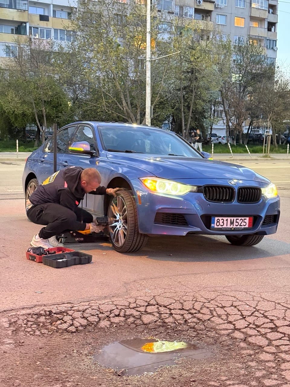 Смяна на гума на място на BMW от RoadHero